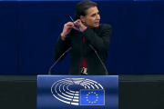L’eurodéputée suédoise Abir Al-Shalani s’est coupé les cheveux en plein discours à la tribune du Parlement européen, mercredi 5 octobre. 