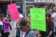 Des manifestants dénoncent les « faits alternatifs », à Melbourne, en mars 2017.