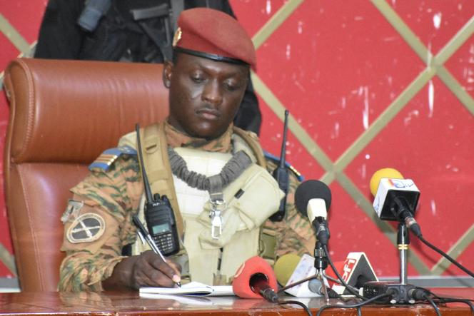 Le nouveau leader autoproclamé du Burkina Faso, le capitaine Ibrahim Traoré, à Ouagadougou, le 2 octobre 2022.