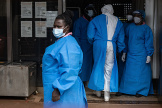 Des membres du personnel médical de l’unité de traitement d’Ebola à l’hôpital régional de Mubende, en Ouganda, le 24 septembre 2022.