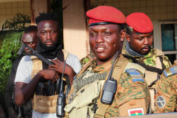 Ibrahim Traoré, nouveau chef de l’armée, escorté par des soldats à Ouagadougou, le 2 octobre 2022. 