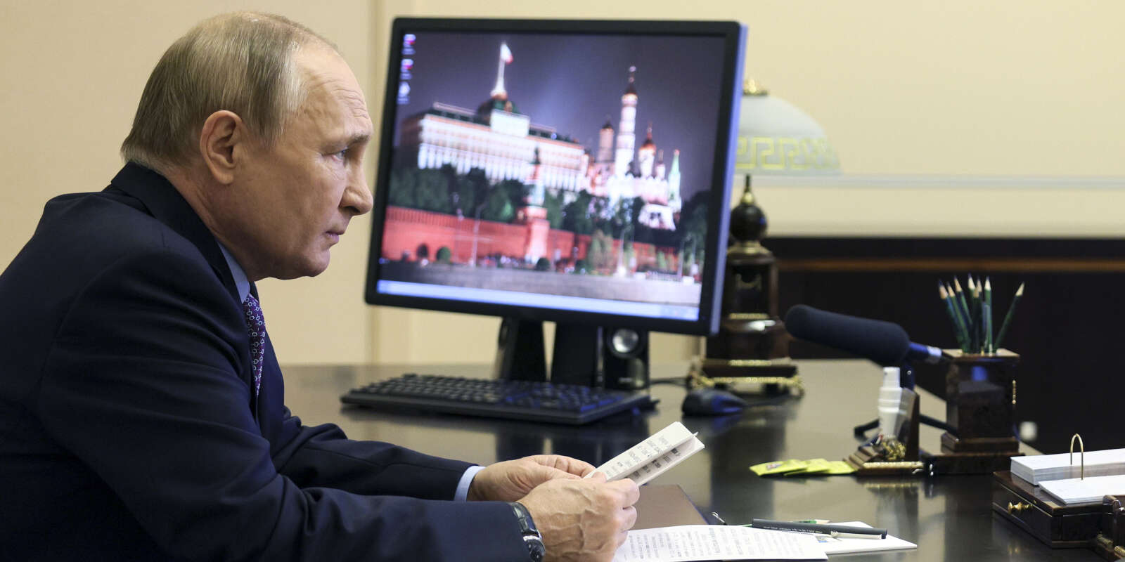 Le président russe Vladimir Poutine assiste à une réunion par vidéoconférence à Moscou, le 6 octobre 2022.