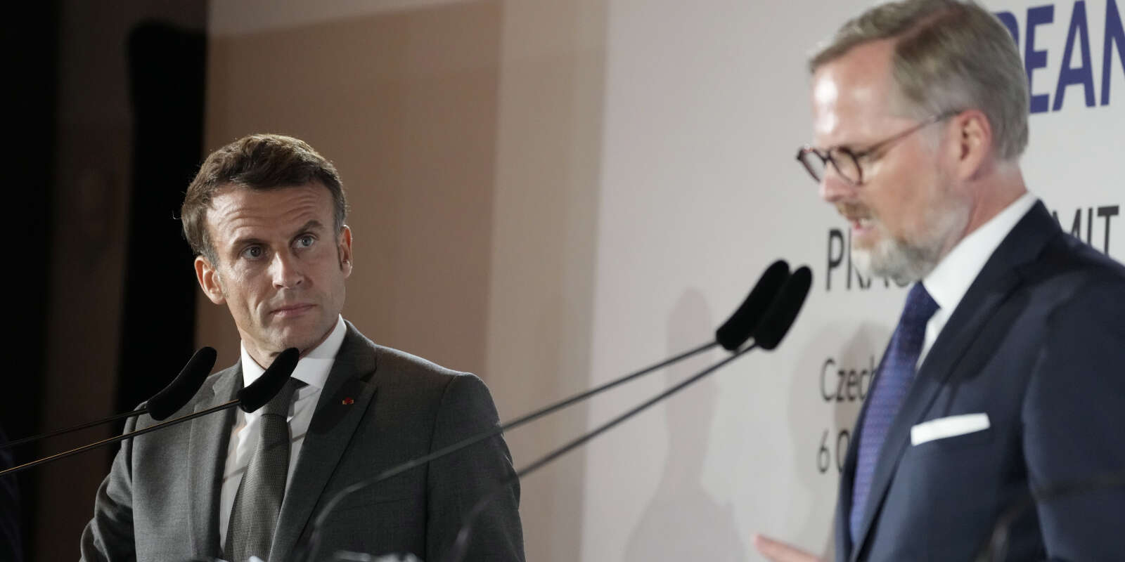 Emmanuel Macron Le président français Emmanuel Macron et le premier ministre tchèque Petr Fiala participent à une conférence de presse après une réunion de la Communauté politique européenne, à Prague, le 6 octobre 2022.