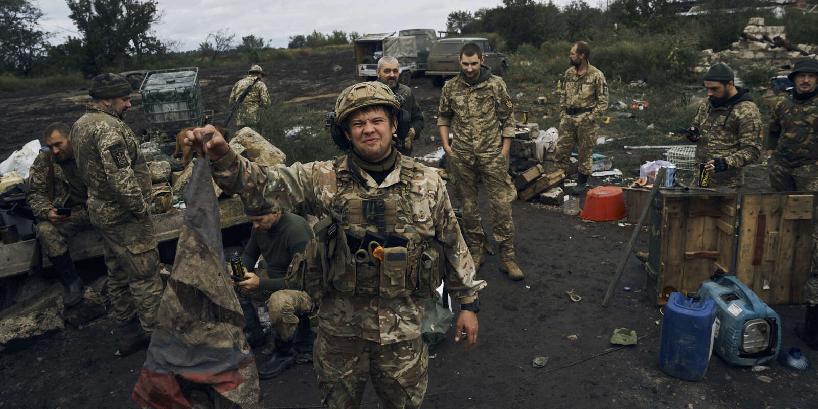 Des soldats ukrainiens dans une zone récemment reprise à Izium, dans la région de Kharkiv, le 13 septembre 2022.