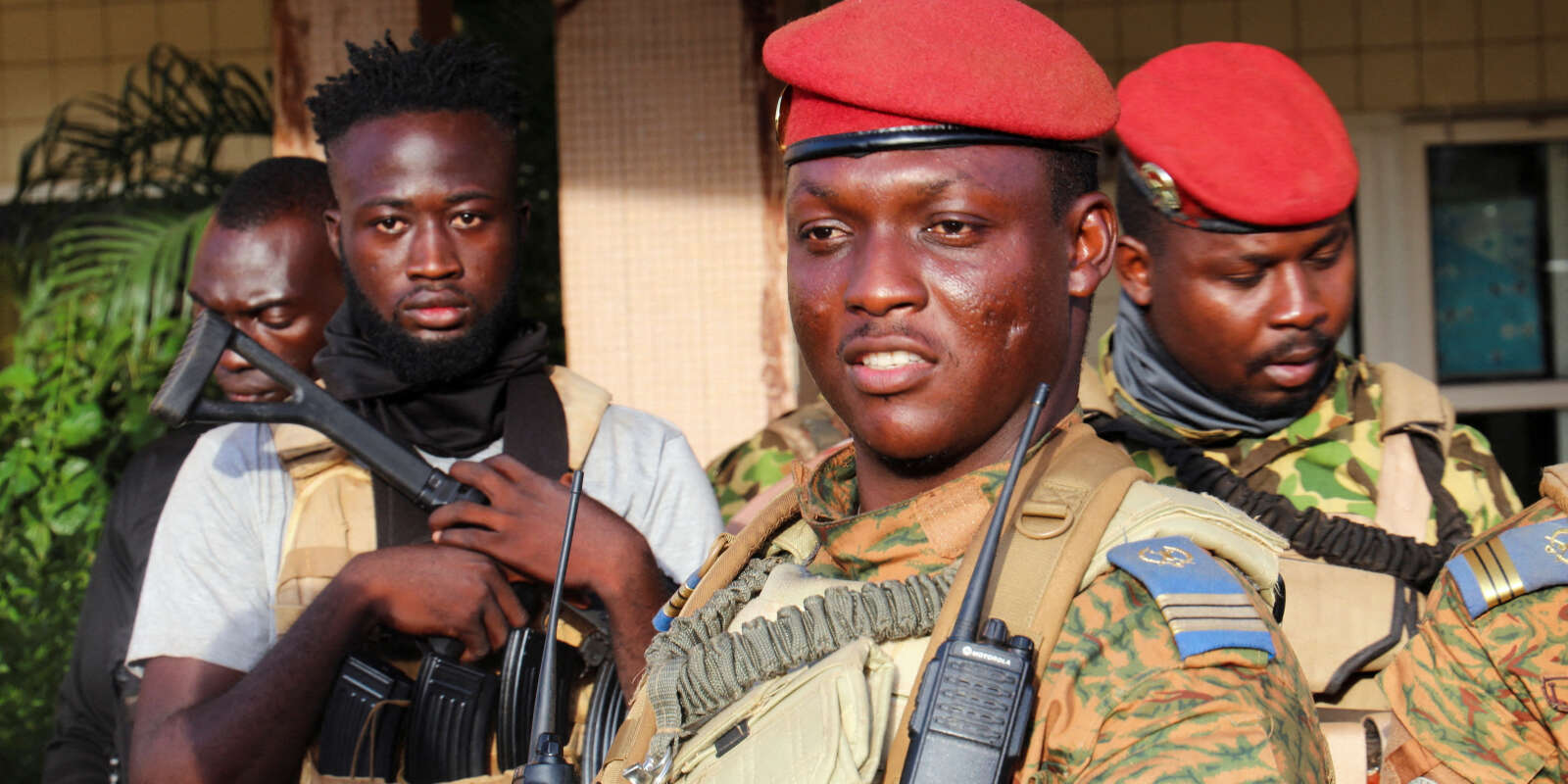 Ibrahim Traoré, nouveau chef de l’armée, escorté par des soldats à Ouagadougou, le 2 octobre 2022. 