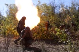 Des militaires ukrainiens tirent un mortier, dans la région de Donetsk, le 5 octobre 2022.