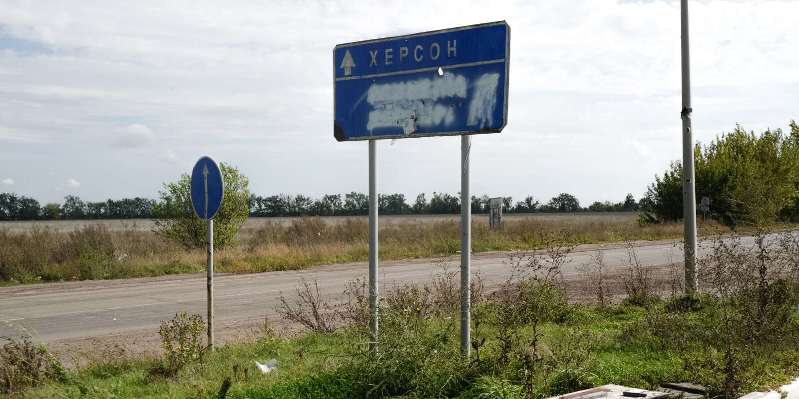 Un panneau le long de la route indiquant la direction de Kherson, au sud de Mykolaïv, en Ukraine, le 29 septembre 2022. 