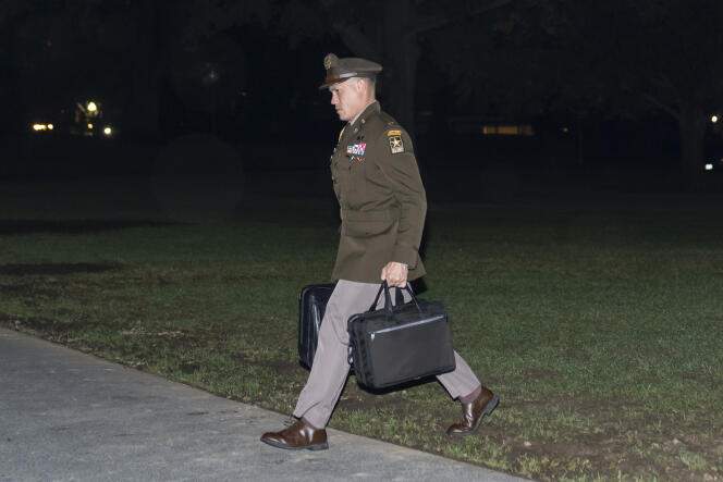 Un assistant de l’armée américaine porte les codes de lancement nucléaire alors qu’il suit Joe Biden de retour à la Maison Blanche, à Washington, le 6 octobre 2022, après un déplacement du président des Etats-Unis à New York.