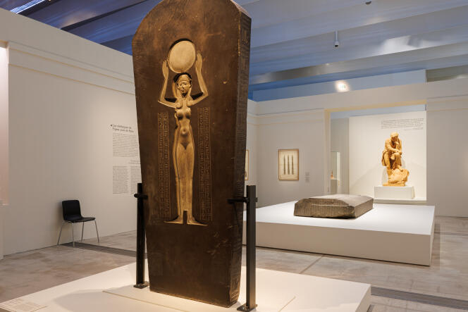 Le sarcophage de Djedhor exposé au Louvre-Lens.