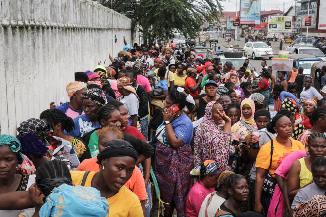 Des Libériennes font la queue pour acheter du riz chez un grossiste, à Monrovia, le 5 octobre 2022.