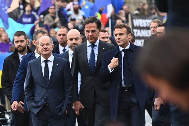 Le chancelier allemand, Olaf Scholz, le premier ministre néerlandais, Mark Rutte, et le président français, Emmanuel Macron, arrivent au sommet des chefs d’Etat européens, à Prague, le 7 octobre 2022. 