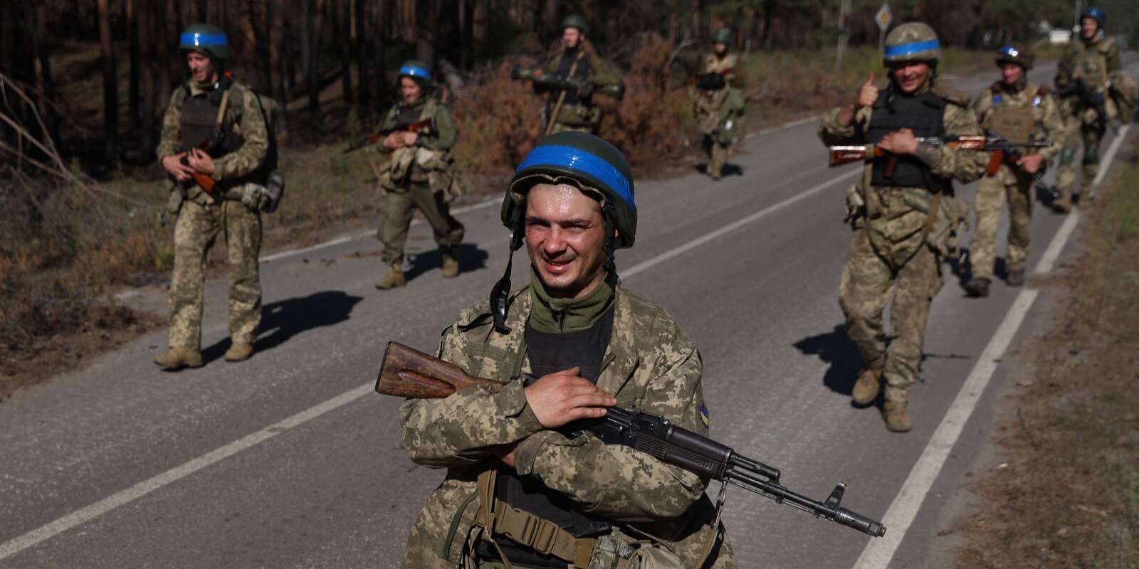 Des militaires ukrainiens, à l’extérieur de Svyatogirsk, le 7 octobre 2022.