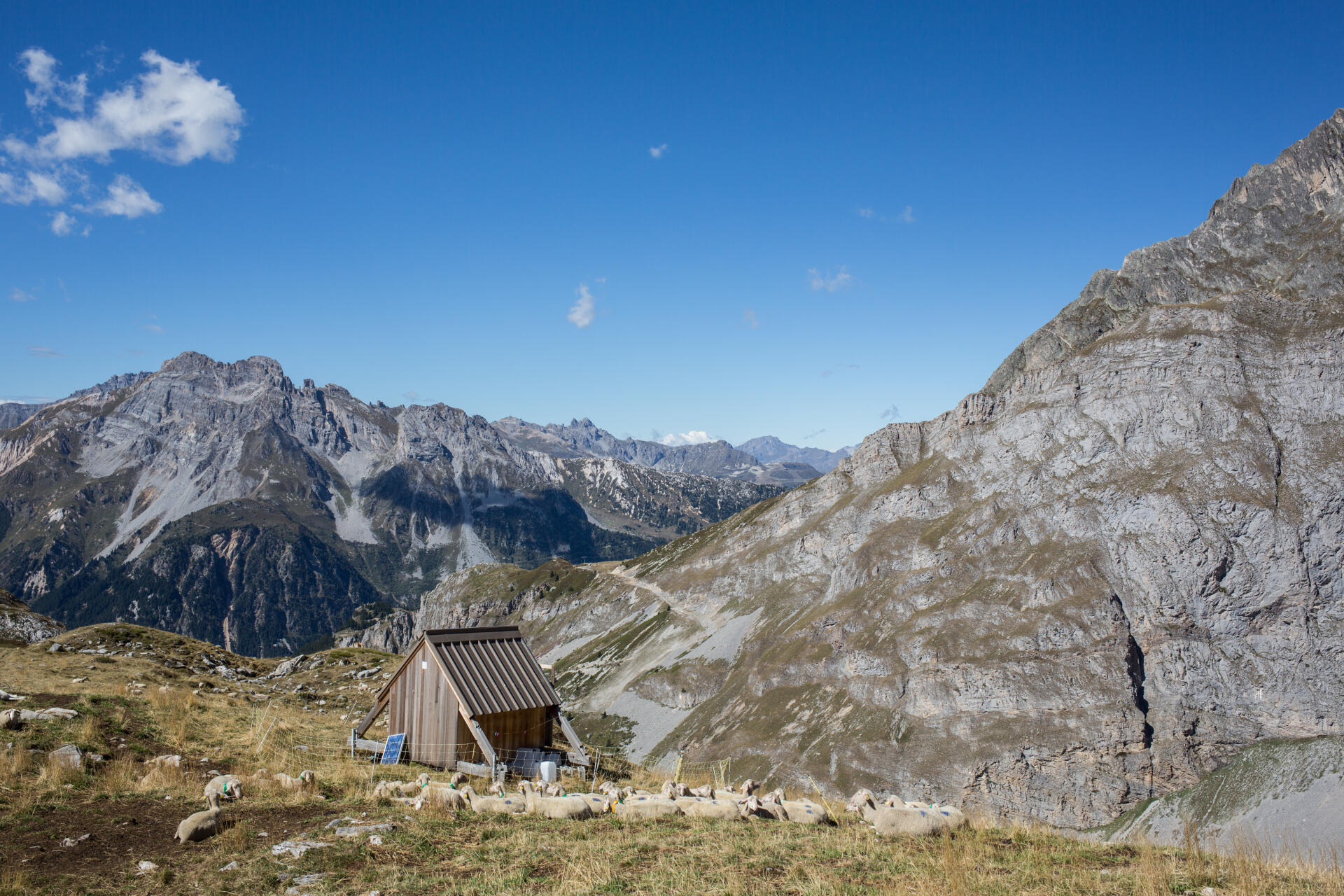 La cabane de Léane Bouberka et William Rouez, à 2 300 mètres d’altitude, à Pralognan-la-Vanoise (Savoie), le 9 septembre 2022.