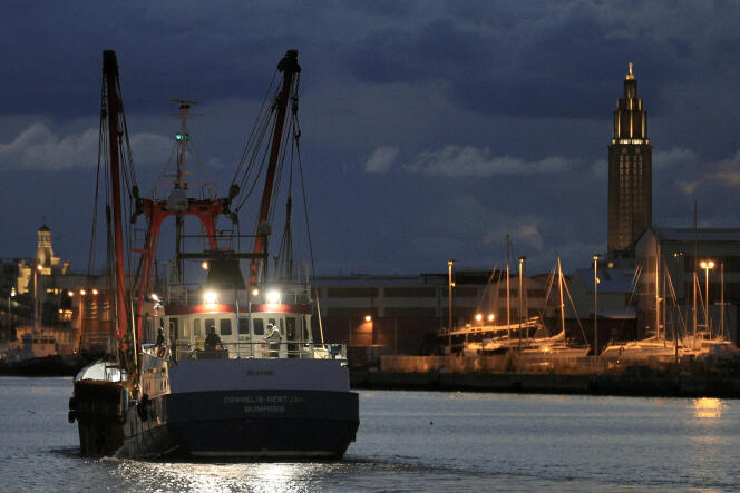 Le chalutier écossais de pêche à la coquille Saint-Jacques « Cornelis-Gert Jan » quitte le port du Havre, le 3 novembre 2021.
