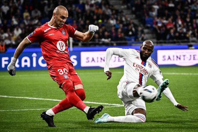 Lyonnais Moussa Dembele will press Toulouse goalkeeper Maxime Dupé on October 7, 2022 at Groupama stadium in Decines.