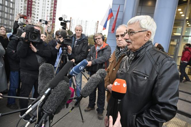 Yan Rachinsky (veste marron), cofondateur de Memorial, et Oleg Orlov (au premier plan), l’un des dirigeants de l’ONG, répondent aux journalistes après s’être vu décerner le prix Nobel de la paix, à Moscou, le 7 octobre 2022.