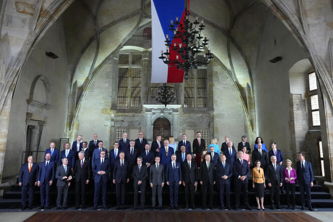 Los cuarenta y cuatro jefes de Estado y de Gobierno presentes en la primera reunión de la Comunidad Política Europea, en Praga, República Checa, el 6 de octubre de 2022. 