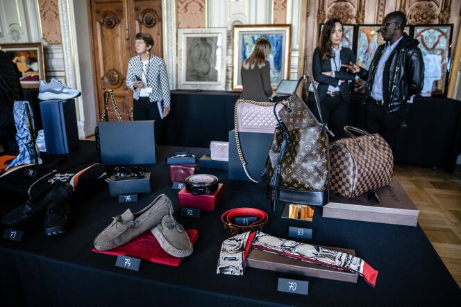 Bolsos y zapatos, incautados y confiscados como parte de un proceso penal, se exhiben antes de su subasta en el Palais de la Bourse en Lyon, 4 de octubre de 2022.