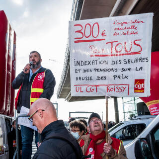 Pancarte pour l'augmentation des salaires de 300 Euros, indexation des salaires et des pensions sur la hausse des prix, inflation  At the call of several unions a strike was held at Charles de Gaulle airport in Paris, France on June 9, 2022. A demonstration was organized in the presence of several personalities of the NUPES. A quarter of flights are expected to be cancelled at the airport, according to the airport operator ADP. Photo by Pierrick Villette/ABC/Andia.fr