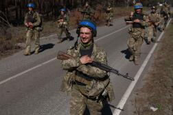 Des militaires ukrainiens, à l’extérieur de Svyatogirsk, le 7 octobre 2022. 