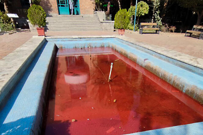 Un'immagine ottenuta da AFP il 7 ottobre 2022 mostra una fontana colorata con la sua acqua in rosso davanti al Forum degli Artisti, nel Parco Hunarmandan, a Teheran, la capitale iraniana.