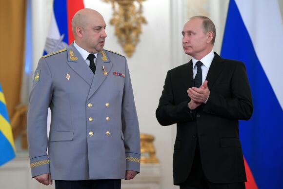 Vladimir Poutine et le général Sergueï Sourovikine, nouveau commandant de l’« opération militaire spéciale » russe en Ukraine, en 2017.