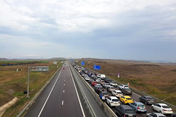 Des automobilistes attendent pour traverser le pont de Crimée, près de Kertch, le 9 octobre 2022.