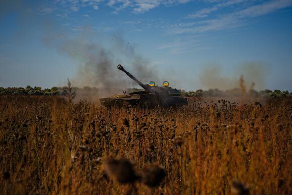Dans le sud de l’Ukraine, un char bombarde des positions russes, le 9 octobre 2022.