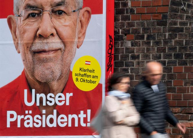 Ein Wahlplakat für den amtierenden Bundespräsidenten in Wien am 3. Oktober 2022.