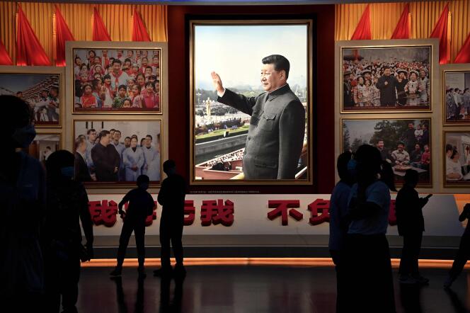 La gente visita el Museo del Partido Comunista Chino, donde se exhiben fotos de Xi Jinping, en Beijing el 4 de septiembre de 2022.