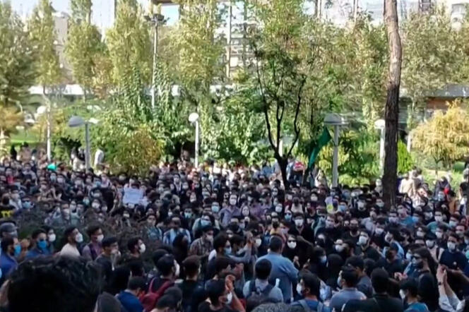 Foto tomada de un video que muestra una protesta estudiantil en la Universidad Tecnológica Amirkabir en Teherán, 10 de octubre de 2022.