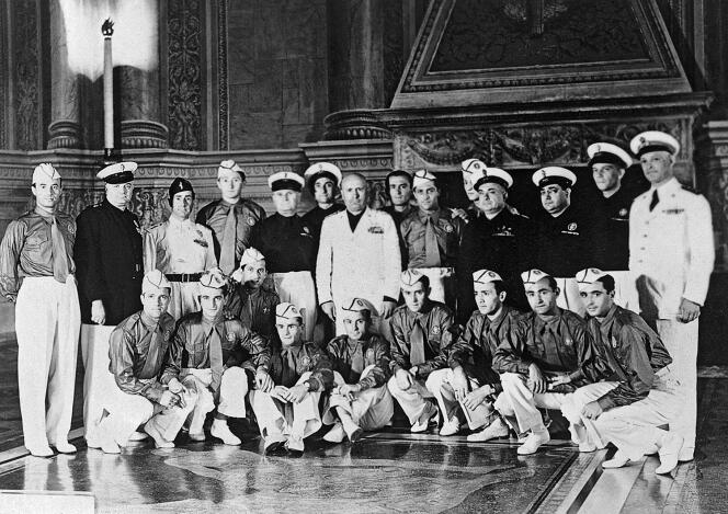 Benito Mussolini (en blance) reçoit l’équipe italienne de football à Rome, après leur victoire durant la coupe du monde de 1934. 