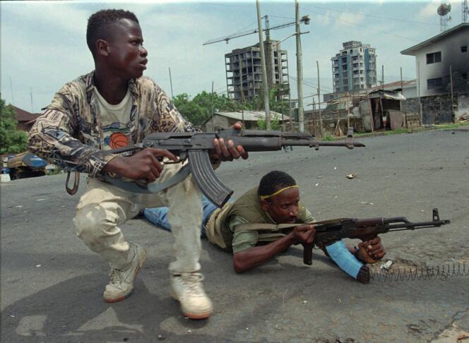 Combattants du Mouvement uni de libération du Liberia pour la démocratie (Ulimo)dans la capitale du Liberia, Monrovia, le 16 avril 1996, alors en proie à une guerre entre groupes rebelles. (AP Photo/Jean-Marc Bouju, File)