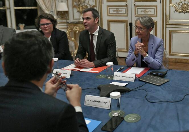 La première ministre, Elisabeth Borne (à droite), le porte-parole du gouvernement, Olivier Véran (au centre), le ministre de l’intérieur, Gérald Darmanin, à l’Hôtel Matignon, le 10 octobre 2022. 