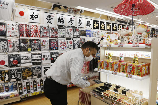 Una tienda de souvenirs en Tokio el 3 de octubre de 2022.
