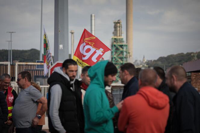 Des salariés de TotalEnergies en grève à l’appel de la CGT sont rassemblés devant la raffinerie de Gonfreville-l’Orcher, près du Havre, le 10 octobre 2022.