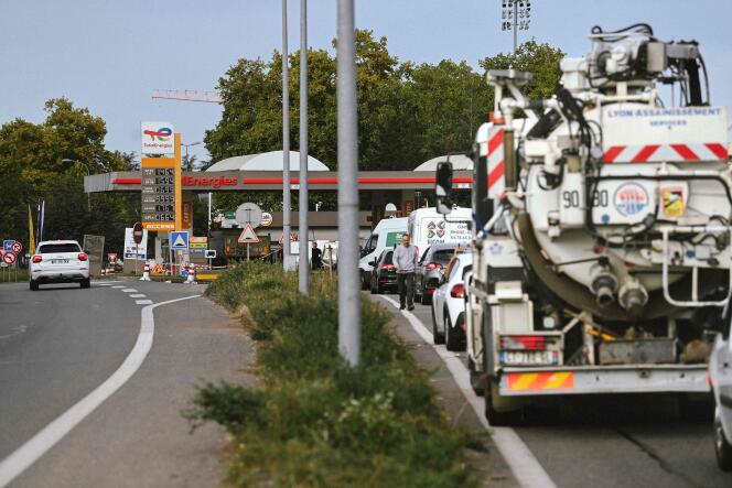 Des véhicules font la queue pour de l’essence dans une station TotalEnergies à Bron, près de Lyon, le 10 octobre 2022.