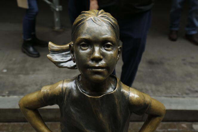 « La Fille sans peur », sculpture en bronze de Kristen Visbal, à New York, en décembre 2021. 