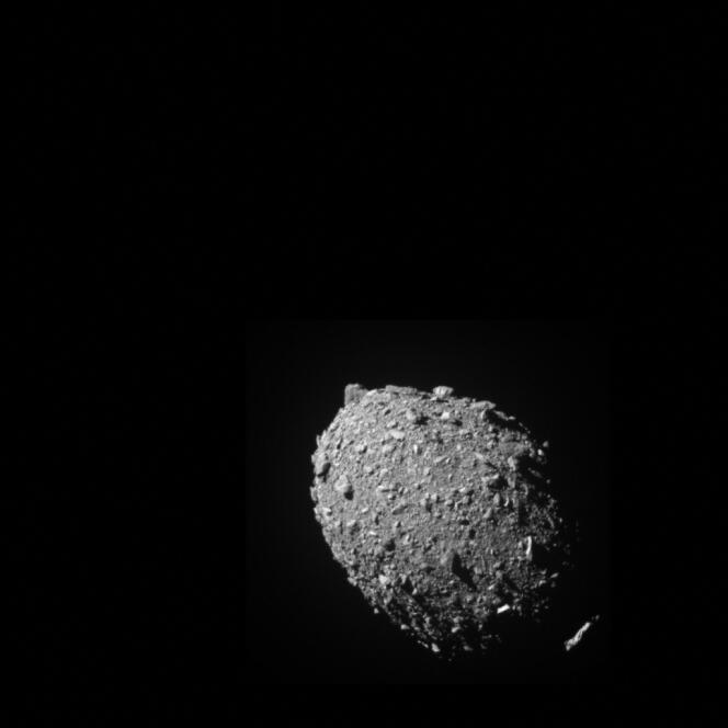 Esta imagen proporcionada por la NASA el 11 de octubre de 2022 muestra el asteroide Dimorphos visto por la nave espacial DART once segundos antes del impacto.