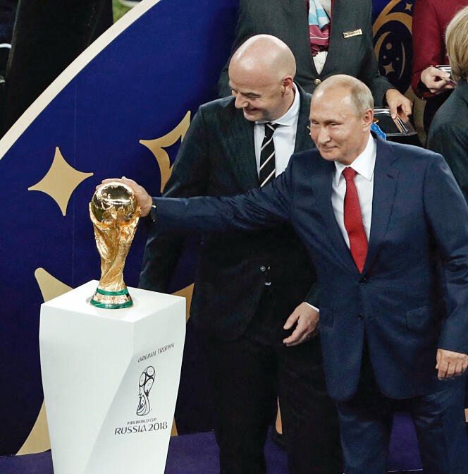 Le president de la FIFA Gianni Infantino et le président russe Vladimir Poutine, à Moscou, lors de la Coupe du monde de football de 2018.