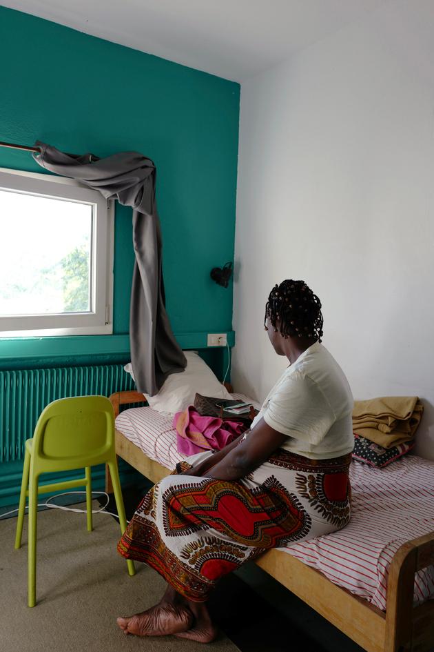Zenab, 19 ans, dans sa chambre de l’Auberge marseillaise. A Marseille, le 27 septembre 2022.