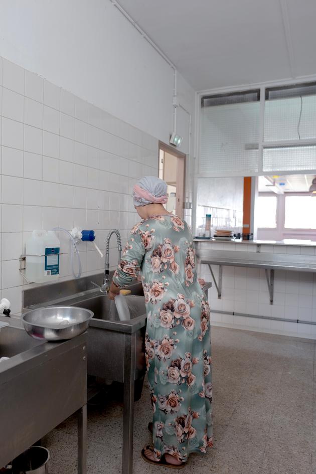 Safa vit à l’auberge avec ses enfants depuis un an et demi. A Marseille, le 27 septembre 2022.