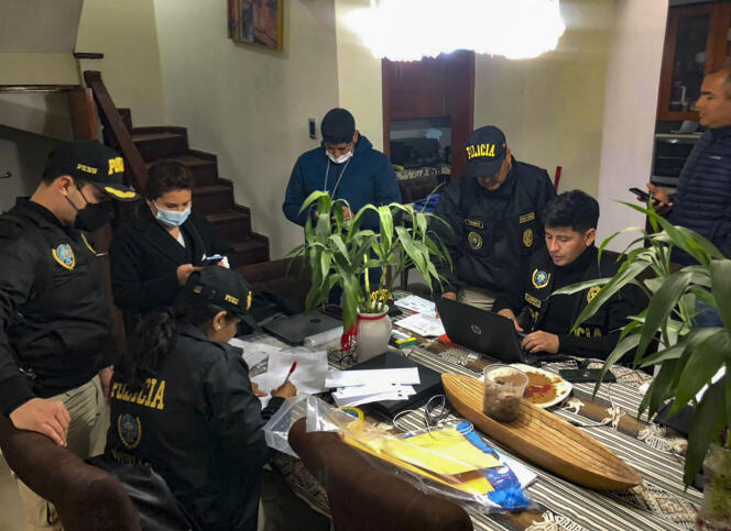 Esta foto difundida por la fiscalía muestra un allanamiento de la casa de la hermana del presidente peruano Pedro Castillo, en Lima, el 11 de octubre de 2022.