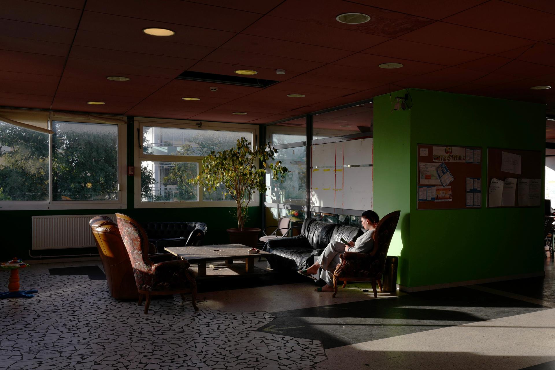 Fahima, victime de violences conjugales, a fui l’Algérie avec ses enfants. Ils vivent à l’auberge depuis 7 mois. A Marseille, le 27 septembre 2022.