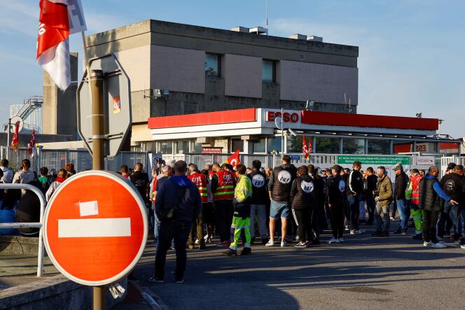 Une mobilisation de salariés devant la raffinerie Esso de Fos-sur-Mer, le 11 octobre.
