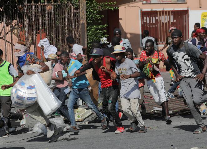 La gente huye después de saquear un hotel al margen de una protesta que exigía la renuncia del primer ministro haitiano Ariel Henry después de semanas de escasez, en Puerto Príncipe, el 10 de octubre de 2022.