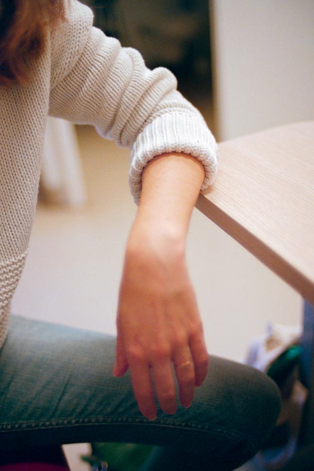 Victor Point a documenté le long parcours mené par sa femme Estelle et lui, à partir de décembre 2017, pour essayer de donner la vie grâce à la PMA. Afin de prendre un peu de recul sur ce quotidien envahi par un désir d’enfant, le photographe sort son appareil : des moments de découragement à l’hôpital à l’intimité de leur chambre, des injections qui marquent le corps aux échecs de l’insémination artificielle, il écrit à travers les images ce journal intime, intitulé « Cicatrices ».
Cette photo en est issue : « Dans des cabinets médicaux, à l’hôpital, on patiente beaucoup, on dépose nos espérances, on nous néglige parfois, on se sent seuls tout le temps. Le découragement et le renoncement ne sont jamais loin », écrit-il.