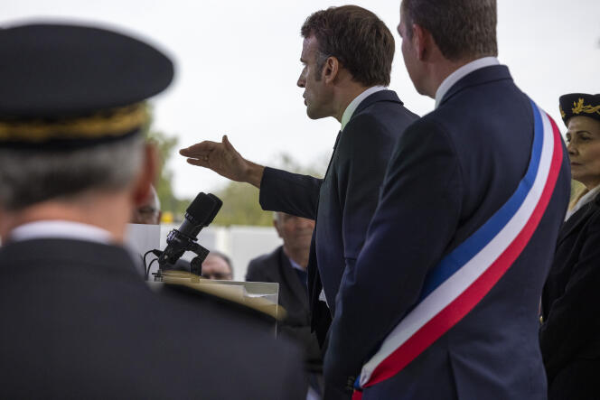 Emmanuel Macron, président de la République, évoque la question de l’approvisionnement en essence lors de son déplacement à Château-Gontier, en Mayenne, le 10 octobre 2022.