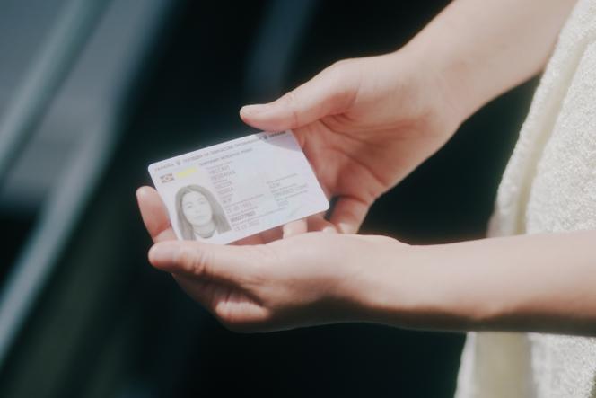 Nissia, étudiante algérienne et réfugiée du conflit en Ukraine, montre sa carte de résidente ukrainienne. A Paris, le 2 juin 2022.