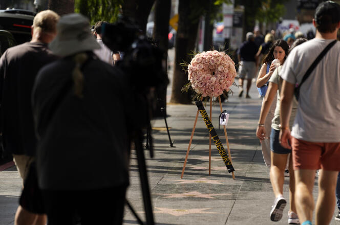 Se colocó una ofrenda floral junto a la estrella de Angela Lansbury en el Paseo de la Fama de Hollywood en Los Ángeles el 11 de octubre de 2022.